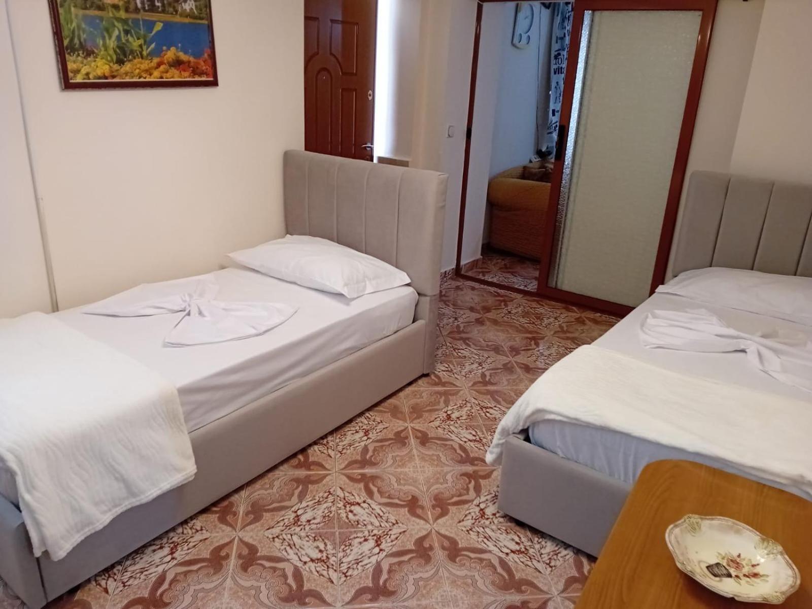Gogo'S Sea Side Apartment Sarandë Esterno foto
