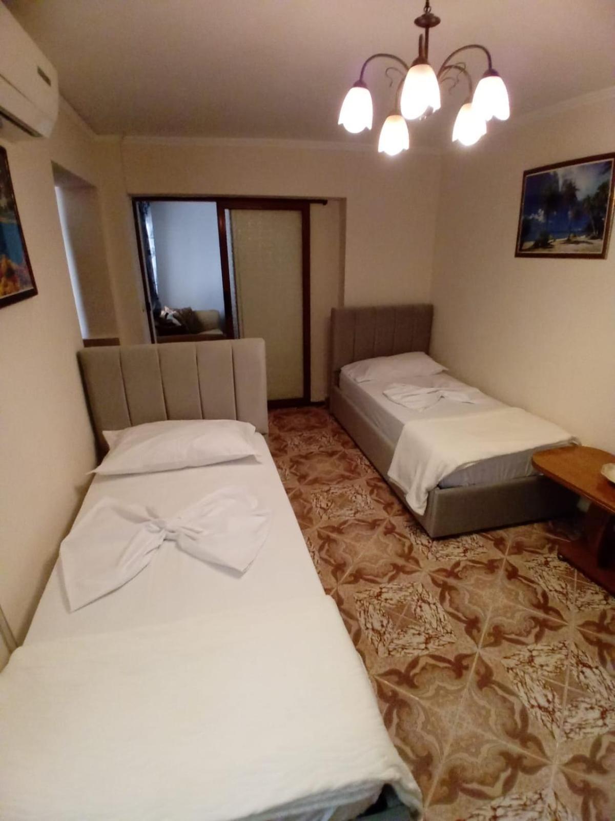 Gogo'S Sea Side Apartment Sarandë Esterno foto